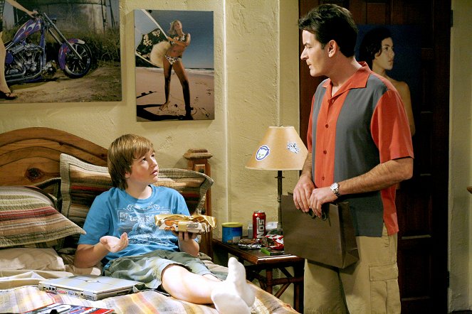 Two and a Half Men - Season 6 - The Devil's Lube - Photos - Angus T. Jones, Charlie Sheen