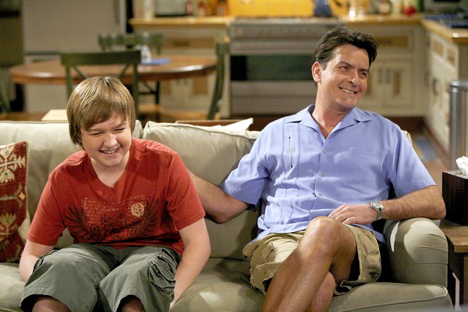 Two and a Half Men - Season 6 - I Think You Offended Don - Photos - Angus T. Jones, Charlie Sheen