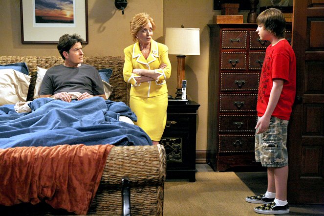 Two and a Half Men - David Copperfield Slipped Me a Roofie - Photos - Charlie Sheen, Holland Taylor, Angus T. Jones