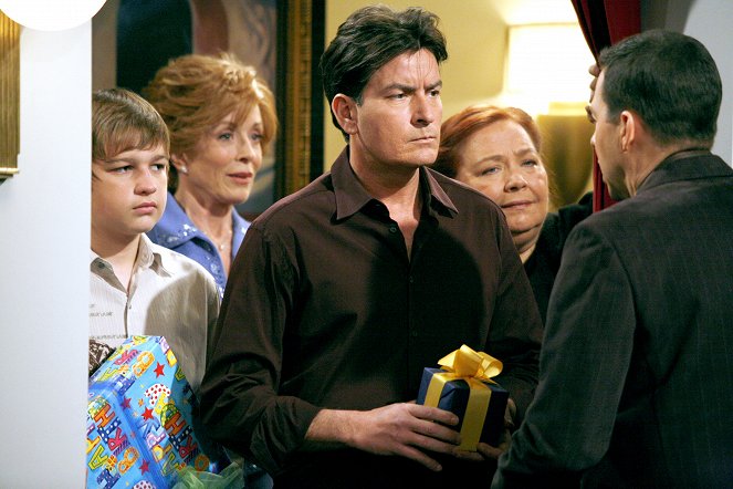 Two and a Half Men - David Copperfield Slipped Me a Roofie - Photos - Angus T. Jones, Holland Taylor, Charlie Sheen, Conchata Ferrell