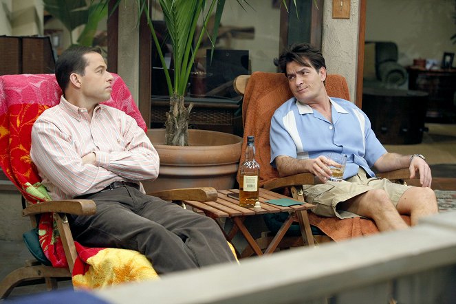 Two and a Half Men - Season 6 - The Two Finger Rule - Photos - Jon Cryer, Charlie Sheen