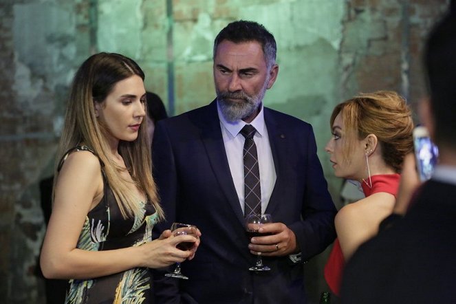 Rüya - Episode 1 - Photos - Buse Varol, Atilla Saral, Özge Özder