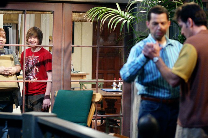 Two and a Half Men - That's Why They Call It 'Ball Room' - Van film - Angus T. Jones