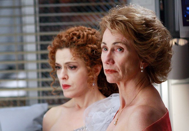 A Anatomia de Grey - Season 5 - Infeliz para sempre - Parte 1 - Do filme - Bernadette Peters, Kathy Baker