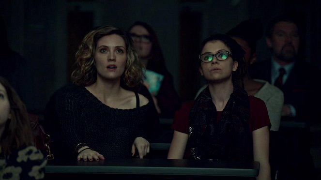 Orphan Black - Season 1 - Variations Under Domestication - Photos - Evelyne Brochu, Tatiana Maslany