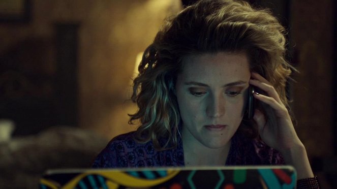 Orphan Black - Season 1 - Entangled Bank - Photos - Evelyne Brochu