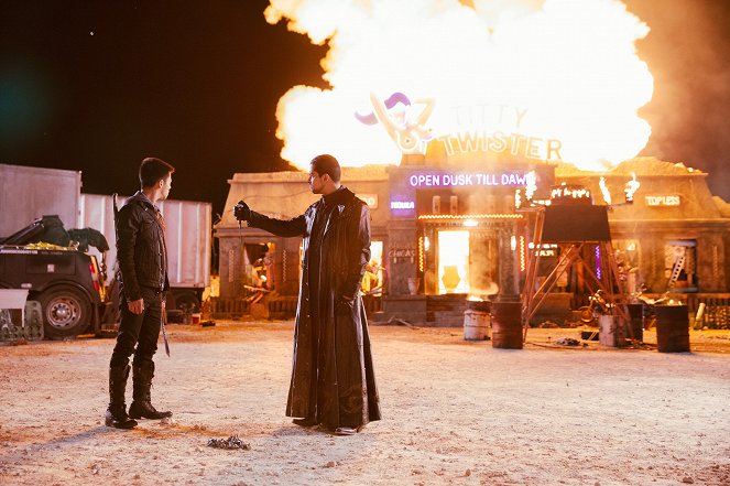 From Dusk Till Dawn: The Series - Season 2 - Bizarre Tales - Photos - Brandon Soo Hoo, Wilmer Valderrama