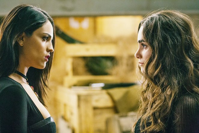 From Dusk Till Dawn: The Series - There Will Be Blood - Van film - Eiza González, Alicia Sanz