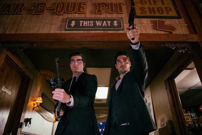 From Dusk Till Dawn - Die Serie - Santa Sangre - Filmfotos - Zane Holtz, D.J. Cotrona