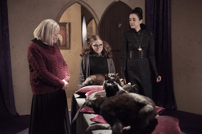 Eine lausige Hexe - Season 1 - Besenflug mit Katze - Filmfotos - Clare Higgins, Meibh Campbell, Raquel Cassidy