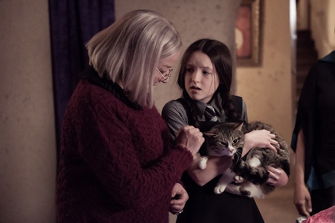 Eine lausige Hexe - Besenflug mit Katze - Filmfotos - Clare Higgins, Bella Ramsey