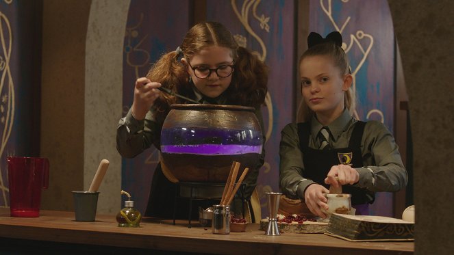 Čarodějnice školou povinné - Nová holka - Z filmu - Meibh Campbell, Jenny Richardson