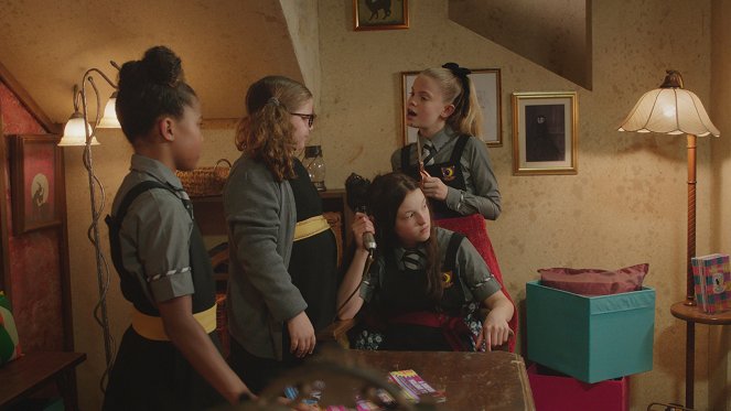 Čarodějnice školou povinné - První čarodějka - Z filmu - Tamara Smart, Meibh Campbell, Bella Ramsey, Jenny Richardson