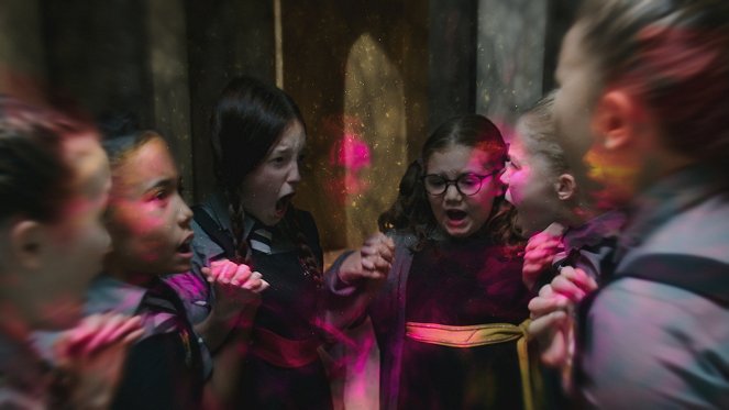 A Pior das Bruxas - A primeira bruxa - Do filme - Tamara Smart, Bella Ramsey, Meibh Campbell, Jenny Richardson