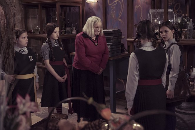 Čarodějnice školou povinné - Mlha času - Z filmu - Bella Ramsey, Clare Higgins
