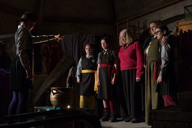 The Worst Witch - Season 1 - The Mists of Time - Photos - Bella Ramsey, Clare Higgins