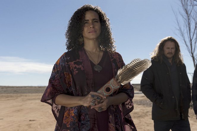 Midnight, Texas - Blinded by the Light - Photos - Parisa Fitz-Henley, Jason Lewis