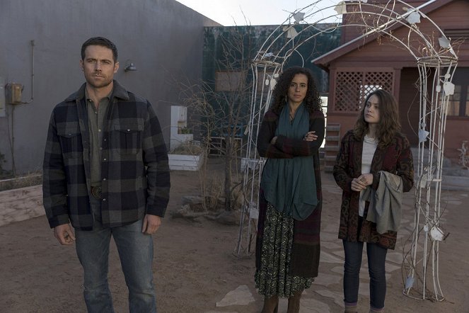 Midnight, Texas - Blinded by the Light - Photos - Dylan Bruce, Parisa Fitz-Henley, Barbie Robertson