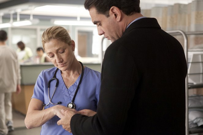 Nurse Jackie - Season 5 - Walk of Shame - Photos - Edie Falco, Bobby Cannavale