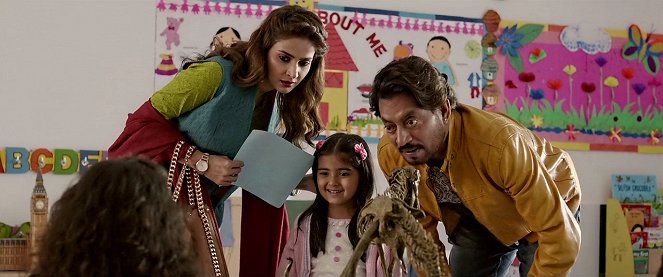Hindi Medium - Do filme - Saba Qamar, Dishita Sehgal, Irrfan Khan