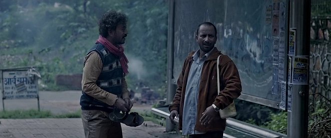 Hindi Medium - Do filme - Irrfan Khan, Deepak Dobriyal