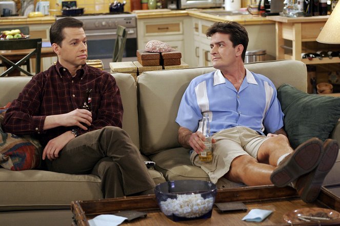 Two and a Half Men - I Always Wanted a Shaved Monkey - Photos - Jon Cryer, Charlie Sheen