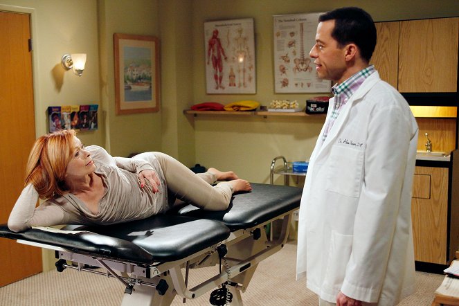 Two and a Half Men - Ixnay on the Oggie Day - Photos - Frances Fisher, Jon Cryer