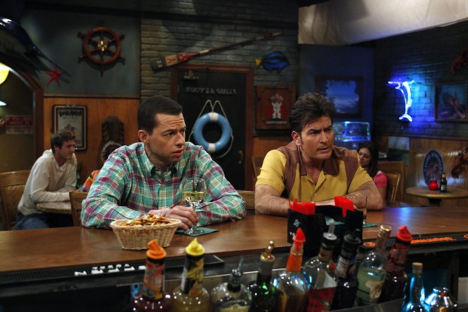 Two and a Half Men - Season 7 - I Found Your Moustache - Photos - Jon Cryer, Charlie Sheen