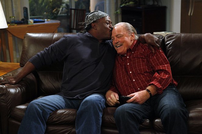 Two and a Half Men - I Found Your Moustache - Van film - John Amos, Stacy Keach