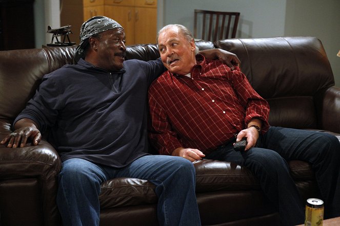 Two and a Half Men - I Found Your Moustache - Van film - John Amos, Stacy Keach