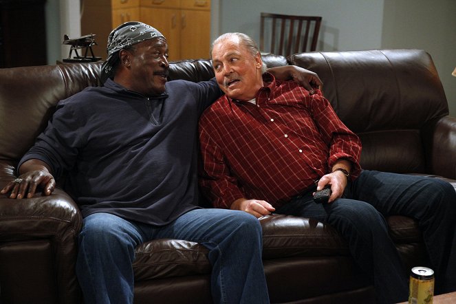 Two and a Half Men - Season 7 - I Found Your Moustache - Photos - John Amos, Stacy Keach