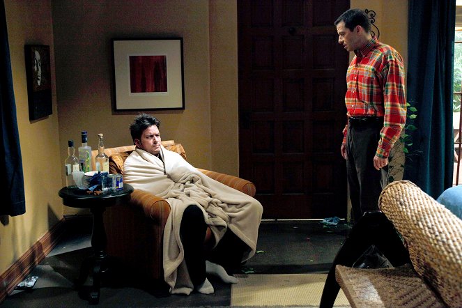 Two and a Half Men - Tinkle Like a Princess - Photos - Charlie Sheen, Jon Cryer
