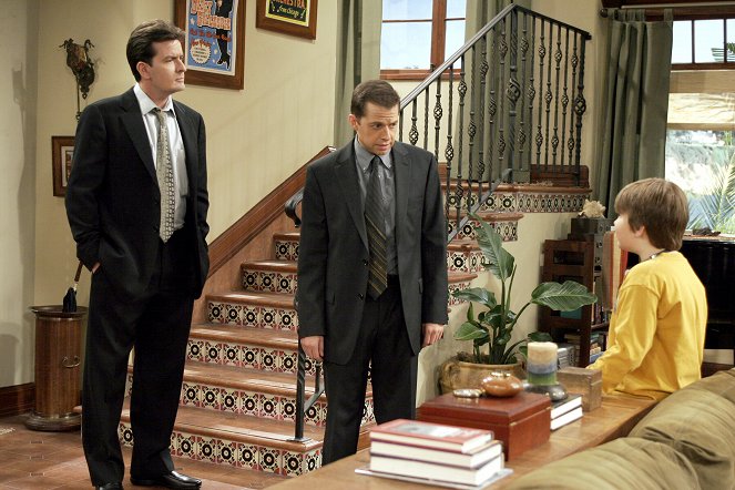 Two and a Half Men - A Sympathetic Crotch to Cry On - Photos - Charlie Sheen, Jon Cryer, Angus T. Jones