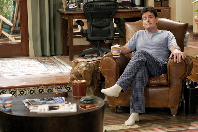 Two and a Half Men - A Sympathetic Crotch to Cry On - Photos - Charlie Sheen