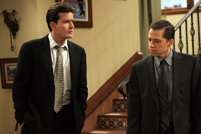 Two and a Half Men - Season 2 - A Sympathetic Crotch to Cry On - Photos - Charlie Sheen, Jon Cryer