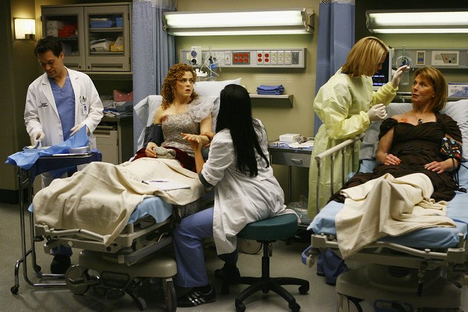 Grey's Anatomy - Dream a Little Dream of Me: Part 2 - Photos - T.R. Knight, Bernadette Peters, Mariette Hartley