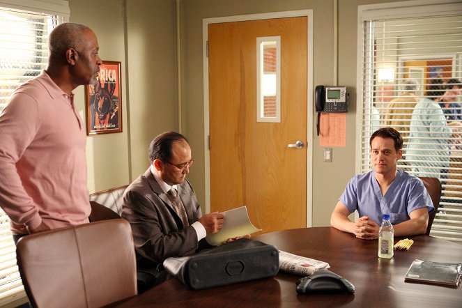 Grey's Anatomy - Here Comes the Flood - Photos - James Pickens Jr., T.R. Knight