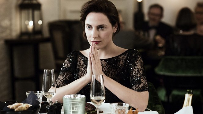 Four Against the Bank - Photos - Antje Traue