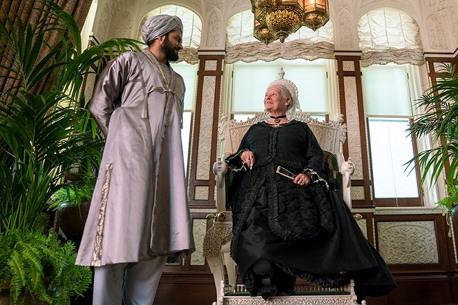 La reina Victoria y Abdul - De la película - Ali Fazal, Judi Dench