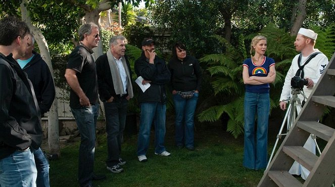 Modern Family - Einer kam durch - Dreharbeiten - Christopher Lloyd, James R. Bagdonas, Julie Bowen, Jesse Tyler Ferguson