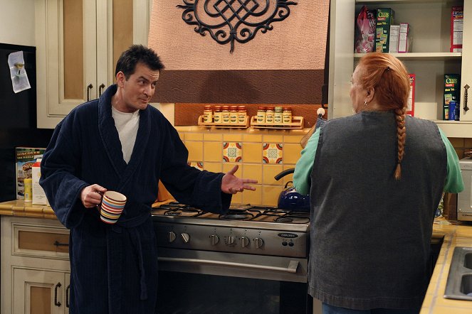 Two and a Half Men - Three Girls and a Guy Named Bud - Photos - Charlie Sheen