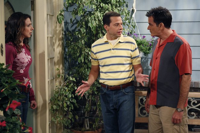 Two and a Half Men - Three Girls and a Guy Named Bud - Photos - Marin Hinkle, Jon Cryer, Charlie Sheen