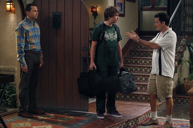 Two and a Half Men - Three Girls and a Guy Named Bud - Photos - Jon Cryer, Angus T. Jones, Charlie Sheen