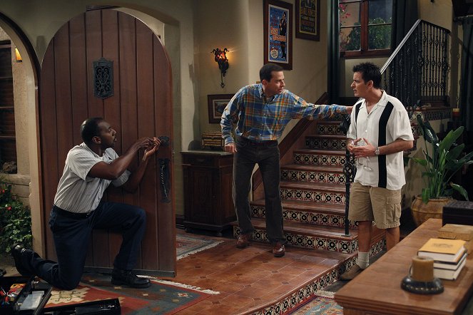 Two and a Half Men - Season 8 - Three Girls and a Guy Named Bud - Photos - Rodney J. Hobbs, Jon Cryer, Charlie Sheen