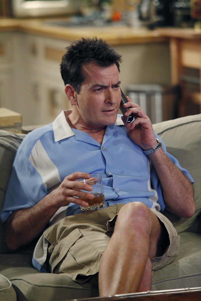 Two and a Half Men - Season 8 - Three Girls and a Guy Named Bud - Van film - Charlie Sheen