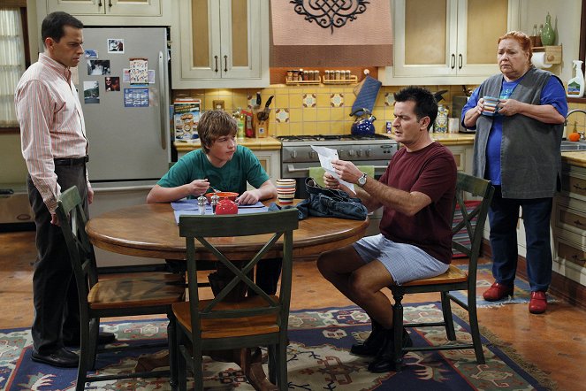 Two and a Half Men - This Is Not Gonna End Well - Photos - Jon Cryer, Angus T. Jones, Charlie Sheen, Conchata Ferrell