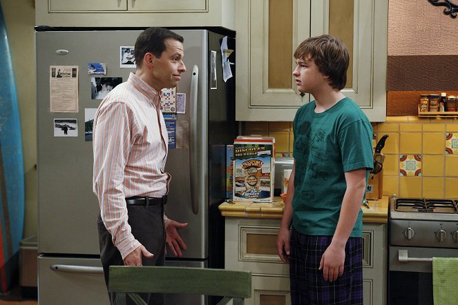 Two and a Half Men - This Is Not Gonna End Well - Photos - Jon Cryer, Angus T. Jones