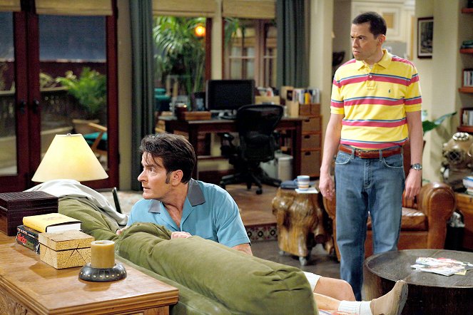 Two and a Half Men - Season 7 - This Is Not Gonna End Well - Photos - Charlie Sheen, Jon Cryer