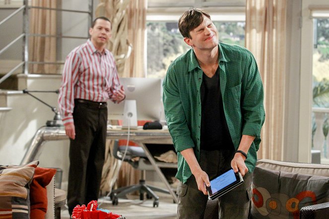 Two and a Half Men - Boompa Loved His Hookers - Photos - Jon Cryer, Ashton Kutcher