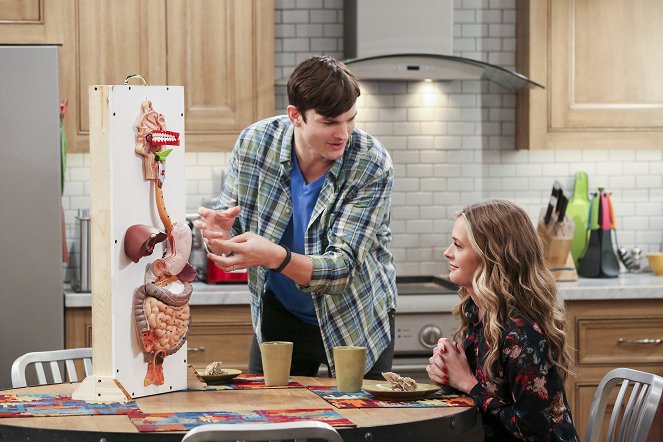 Two and a Half Men - A Beer-Battered Rip-Off - Photos - Ashton Kutcher, Maggie Lawson